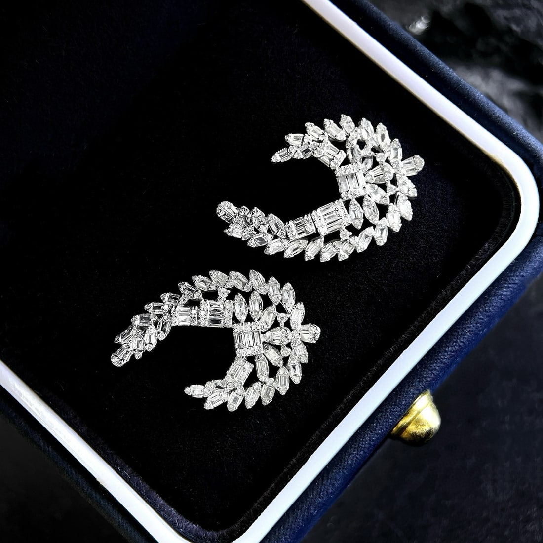 14k Gold 0.9 Ct Natural H Diamond Earrings: Ref:230970018 // gold content:14k gold // main gemstone:diamond // shape:multiply // carat weight:0. 9ct // clarity grade:vs-si // color:h // treatment:natural // Condition: New Low Estimate: 3100