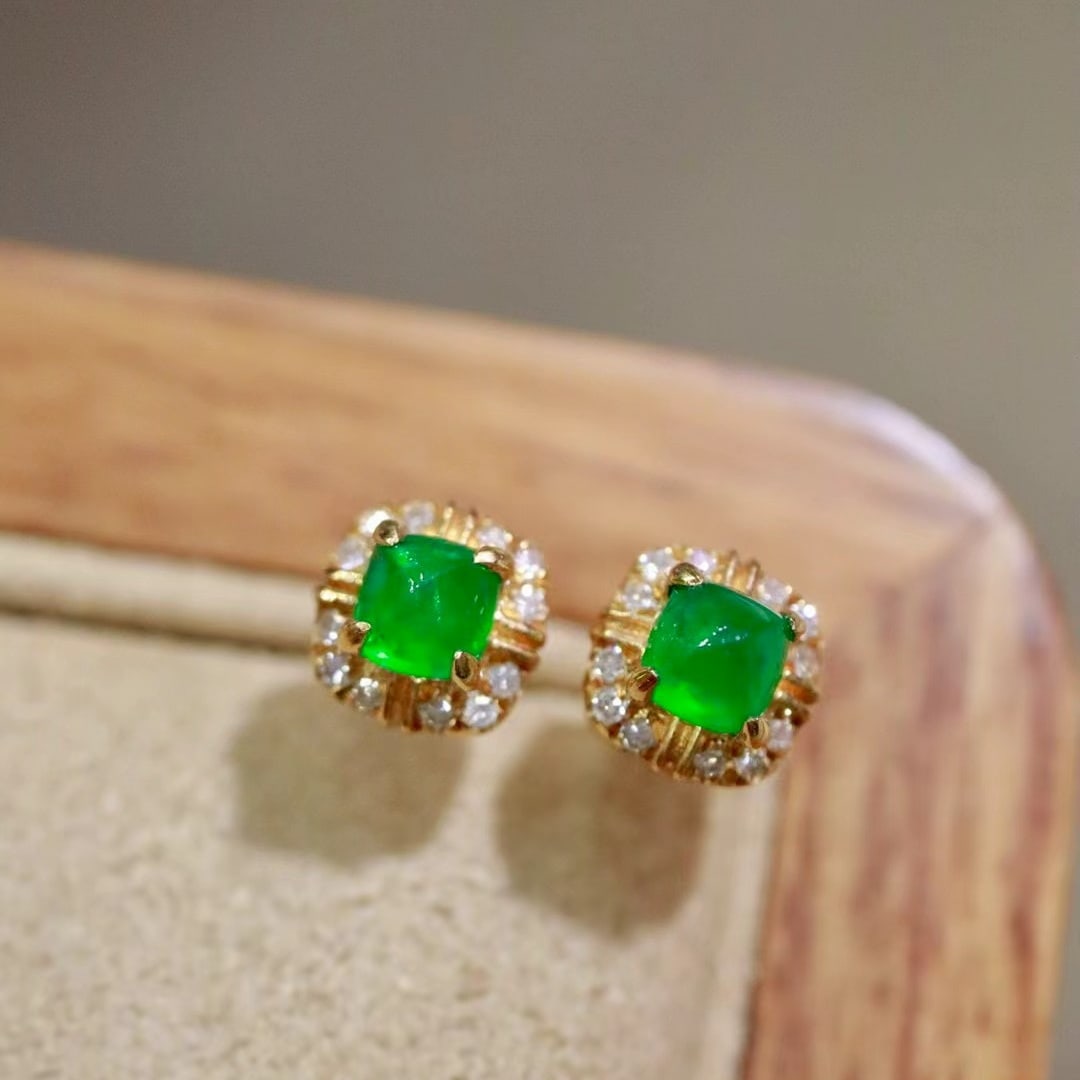 14k Gold 0.59 Ctw Vivid Green Natural Emerald & Diamond Earrings: Ref:230970270 // gold content:14k gold // main gemstone:emerald // shape:suger-loaf // carat weight:0. 50ct // color:vivid green // treatment:natural // // adjacent gemstone 2 : diamond // shape:round