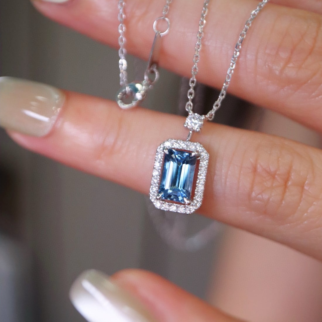 14k Gold 1.17 Ctw Natural Aquamarine & Diamond Necklace: Ref:230970288 // gold content:14k gold // main gemstone:aquamarine // shape:octagonal // carat weight:0. 95ct // color:blue // treatment:natural // // adjacent gemstone 2 : diamond // shape:round //