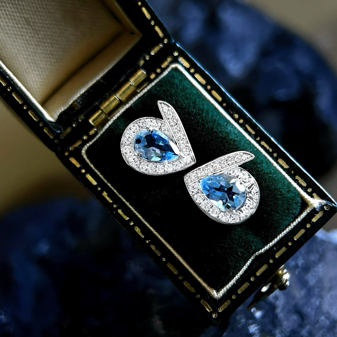 14k Gold 1.04 Ctw Natural Aquamarine & Diamond Earrings: Ref:230970061 // gold content:14k gold // main gemstone:aquamarine // shape:pear // carat weight:0. 76ct // color:blue // treatment:natural // // adjacent gemstone 2 : diamond // shape:round // carat