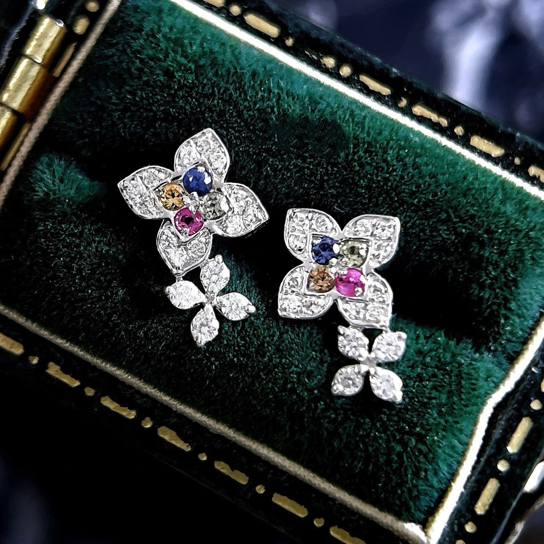 14k Gold 0.40 Ctw Natural Sapphire & Diamond Earrings: Ref:230970131 // gold content:14k gold // main gemstone:sapphire // shape:round // carat weight:0. 18ct // color:color // treatment:natural // cut grade:g // // adjacent gemstone 2 : diamond //