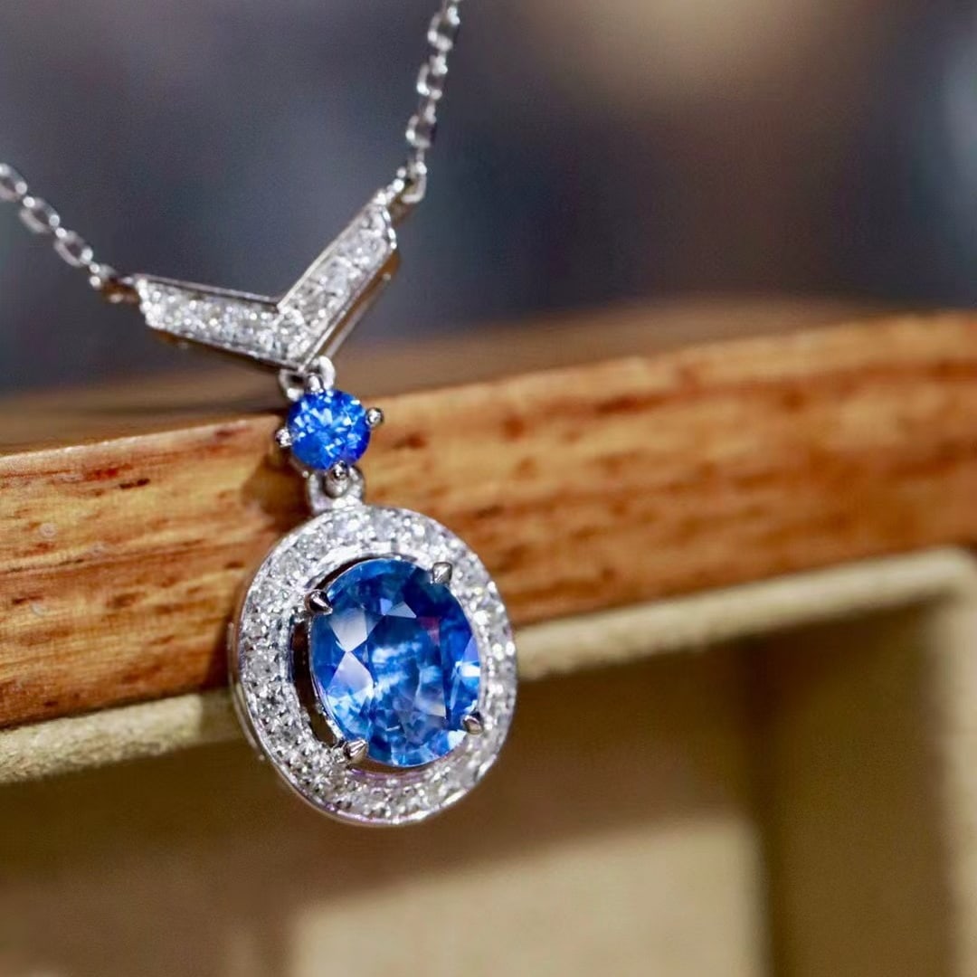 14k Gold 0.94 Ctw Natural Sapphire & Diamond Necklace: Ref:230970235 // gold content:14k gold // main gemstone:sapphire // shape:oval // carat weight:0. 81ct // color:cornflower blue // treatment:natural // // adjacent gemstone 2 : diamond // shape:round