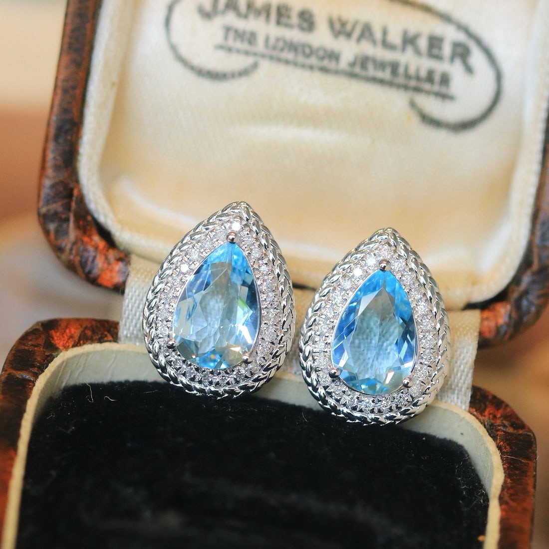 14k Gold 2.24 Ctw Natural Aquamarine & Diamond Earrings: Ref:230970290 // gold content:14k gold // main gemstone:aquamarine // shape:pear // carat weight:2. 00ct // color:santa maria color // treatment:natural // // adjacent gemstone 2 : diamond //