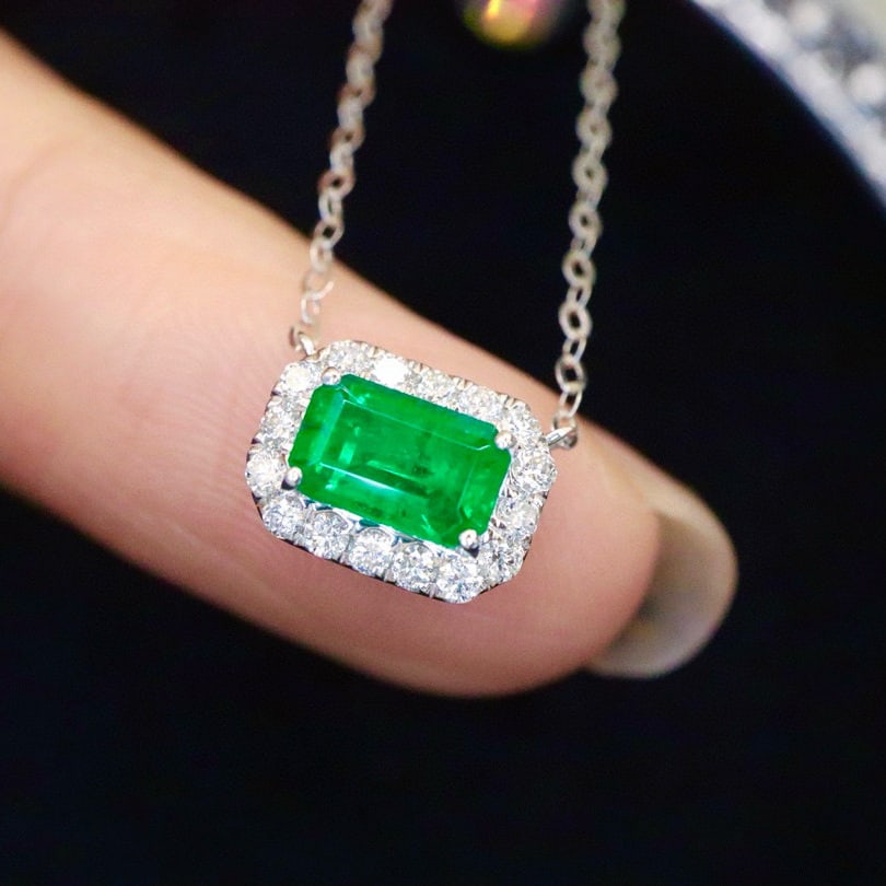 14k Gold 0.82 Ctw Vivid Green Natural Emerald & Diamond Necklace - 3