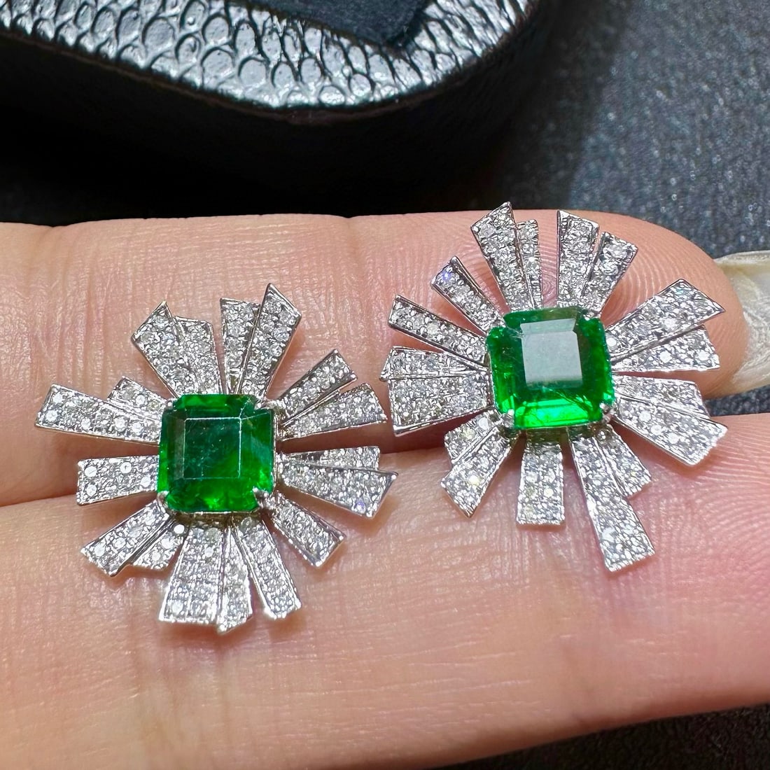 14k Gold 2.30 Ctw Vivid Green Natural Emerald & Diamond Earrings: Ref:230970443 // gold content:14k gold // main gemstone:emerald // shape:octagonal // carat weight:1. 71ct // color:vivid green // treatment:natural // // adjacent gemstone 2 : diamond // shape:round