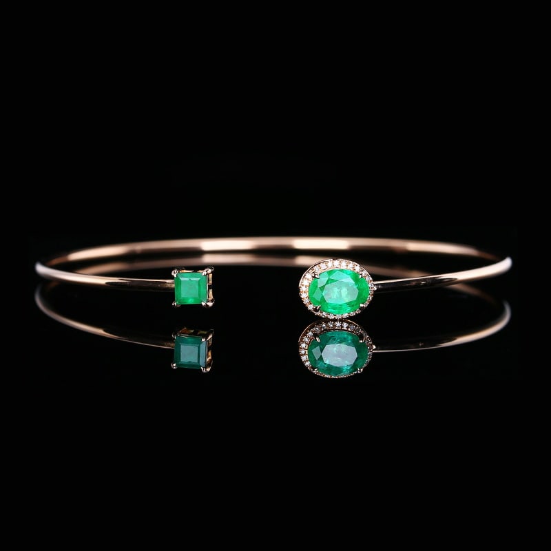 14k Gold 1.67 Ct Vivid Green Natural Emerald & Diamond Bangle: Ref:230971024 // gold content:14k gold // main gemstone:emerald // shape:multiply // carat weight:1. 67ct // color:vivid green // treatment:natural // // adjacent gemstone 2 : diamond // shape:round