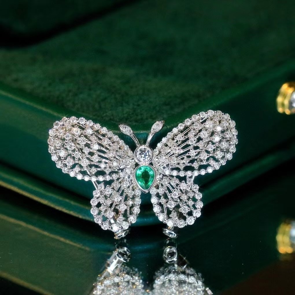 14k Gold 0.90 Ctw Natural Emerald & Diamond & Butterfly Brooch/pendant( Without Chain ): Ref:230971042 // gold content:14k gold // main gemstone:emerald // shape:pear // carat weight:0. 15ct // color:green // treatment:natural // // adjacent gemstone 2 : diamond // shape:round // carat we