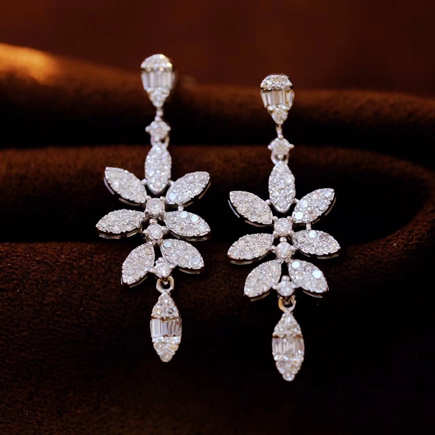 14k Gold 0.8 Ct Natural H Diamond Earrings: Ref:230971079 // gold content:14k gold // main gemstone:diamond // shape:multiply // carat weight:0. 8ct // clarity grade:vs-si // color:h // treatment:natural // High Estimate: 4300 Condition: New