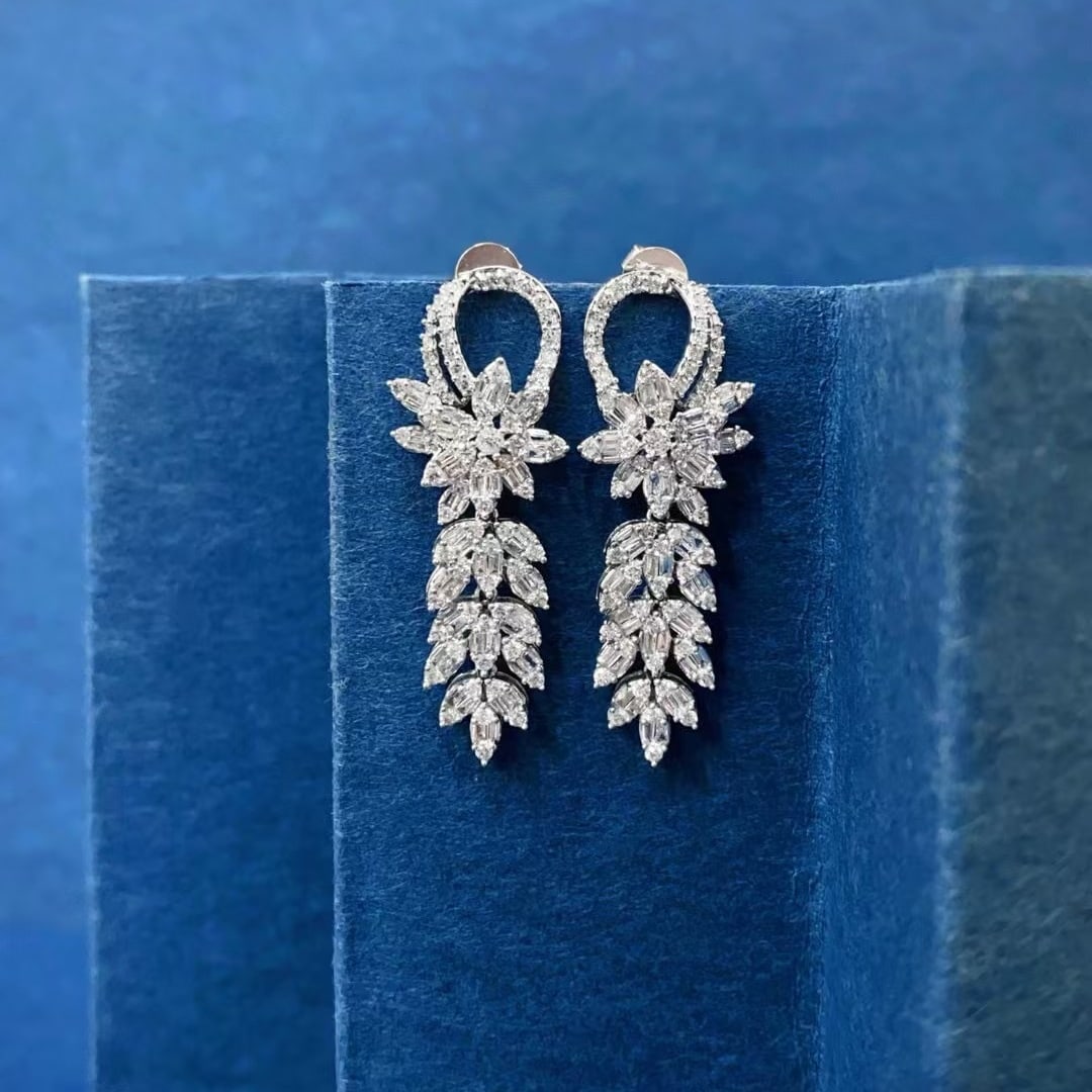 14k Gold 1.5 Ct Natural H Diamond Earrings: Ref:230971091 // gold content:14k gold // main gemstone:diamond // shape:multiply // carat weight:1. 5ct // clarity grade:vs-si // color:h // treatment:natural // Condition: New Low Estimate: 6400