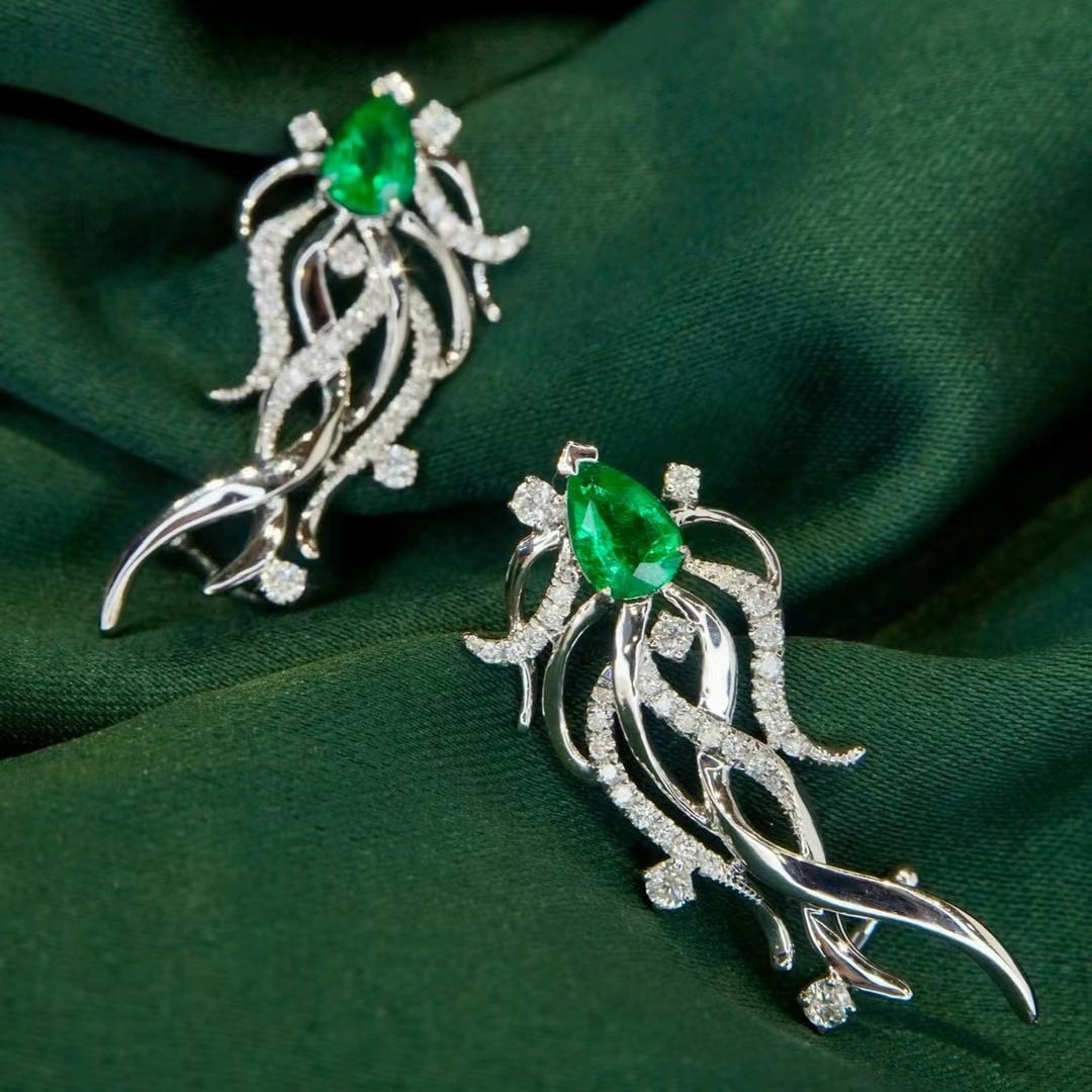 14k Gold 1.04 Ctw Vivid Green Natural Emerald & Diamond Earrings: Ref:230971097 // gold content:14k gold // main gemstone:emerald // shape:pear // carat weight:0. 6ct // color:vivid green // treatment:natural // // adjacent gemstone 2 : diamond // shape:round // car