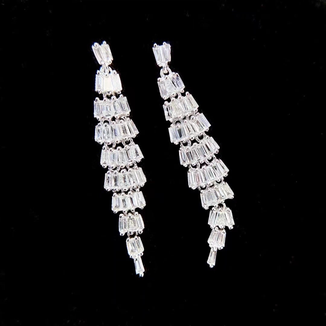 14k Gold 0.6 Ct Natural H Diamond Earrings: Ref:230971094 // gold content:14k gold // main gemstone:diamond // shape:baguette // carat weight:0. 6ct // clarity grade:vs-si // color:h // treatment:natural // High Estimate: 3100 Low Estimate: