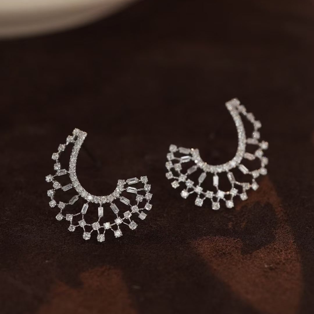 14k Gold 0.86 Ct Natural H Diamond Earrings: Ref:230971119 // gold content:14k gold // main gemstone:diamond // shape:multiply // carat weight:0. 86ct // clarity grade:vs-si // color:h // treatment:natural // High Estimate: 4300 Condition: New