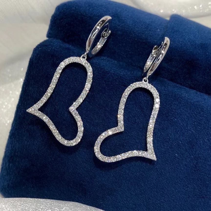 14k Gold 1.1 Ct Natural H Diamond Earrings: Ref:230971122 // gold content:14k gold // main gemstone:diamond // shape:round // carat weight:1. 1ct // clarity grade:vs-si // color:h // treatment:natural // cut grade:g // High Estimate: 6300