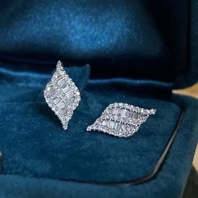 14k Gold 0.24 Ct Natural H Diamond Earrings: Ref:230971149 // gold content:14k gold // main gemstone:diamond // shape:multiply // carat weight:0. 24ct // clarity grade:vs-si // color:h // treatment:natural // Low Estimate: 1300 High Estimate: