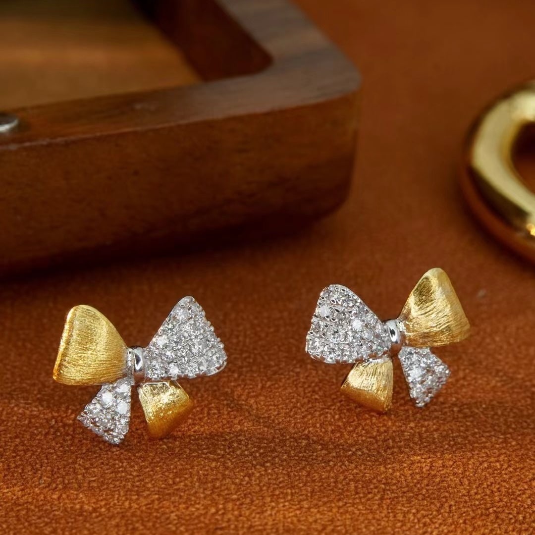 14k Gold 0.38 Ct Natural H Diamond Earrings: Ref:230971155 // gold content:14k gold // main gemstone:diamond // shape:round // carat weight:0. 38ct // clarity grade:vs-si // color:h // treatment:natural // cut grade:g // High Estimate: 3000