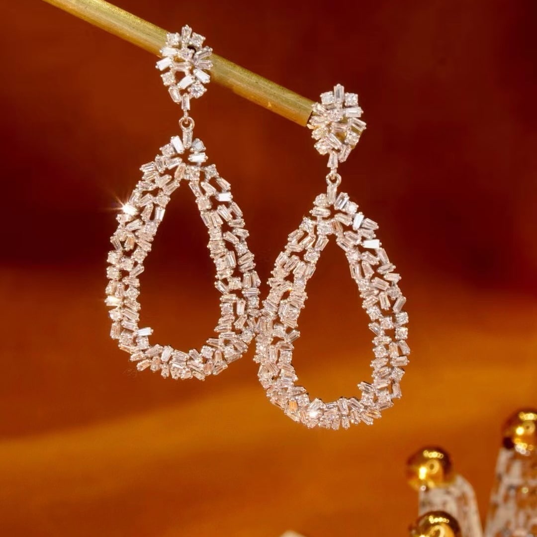 14k Gold 1.76 Ct Natural H Diamond Earrings: Ref:230971159 // gold content:14k gold // main gemstone:diamond // shape:multiply // carat weight:1. 76ct // clarity grade:vs-si // color:h // treatment:natural // Condition: New Low Estimate: 6200