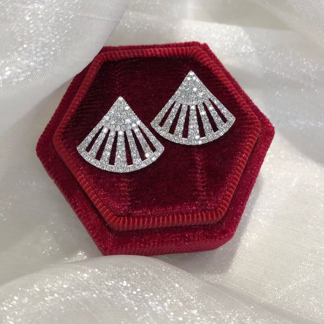 14k Gold 0.94 Ct Natural H Diamond Earrings: Ref:230971177 // gold content:14k gold // main gemstone:diamond // shape:round // carat weight:0. 94ct // clarity grade:vs-si // color:h // treatment:natural // cut grade:g // High Estimate: 4300