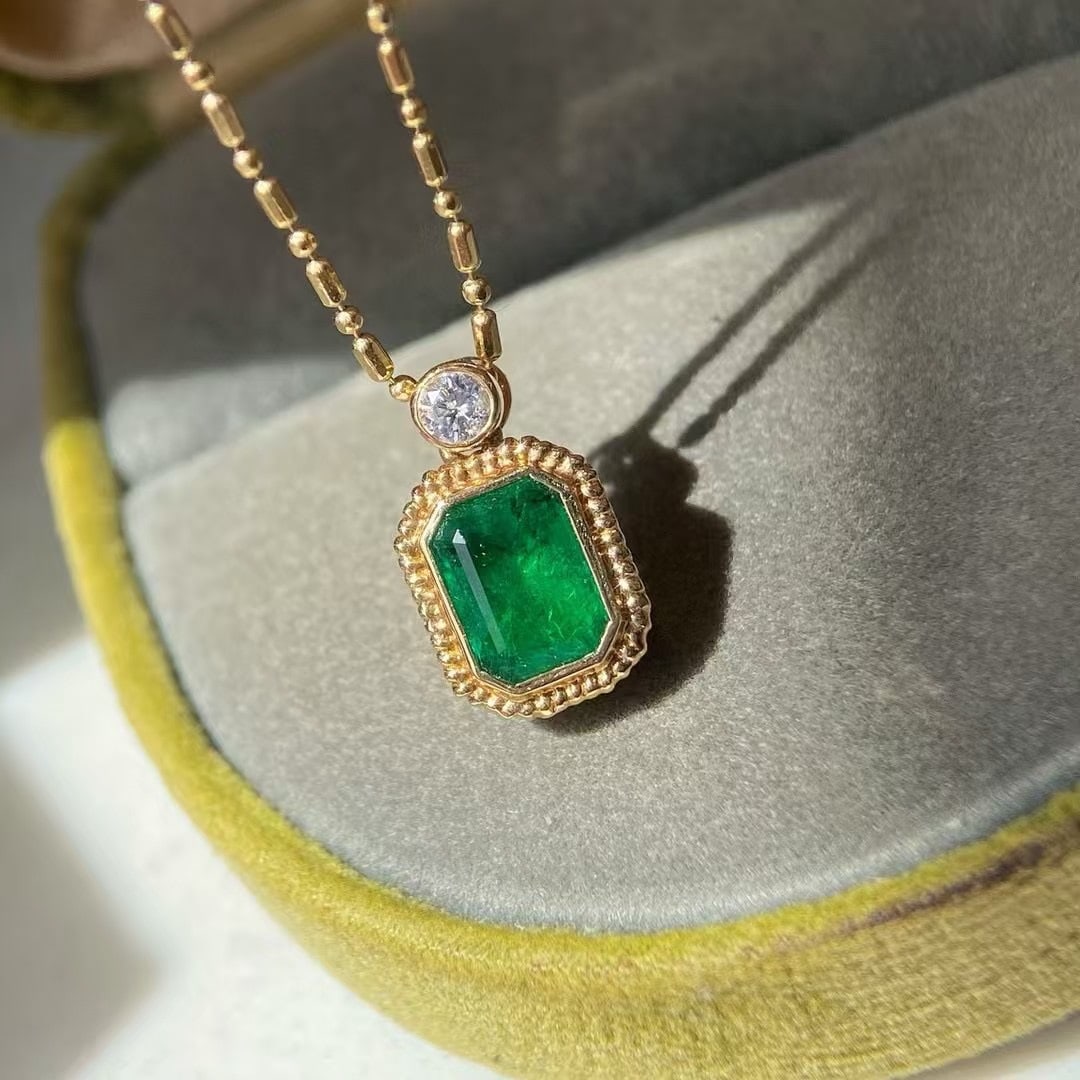 14k Gold 1.09 Ctw Vivid Green Natural Emerald & Diamond Necklace: Ref:230971192 // gold content:14k gold // main gemstone:emerald // shape:octagonal // carat weight:1. 02ct // color:vivid green // treatment:natural // // adjacent gemstone 2 : diamond // shape:round