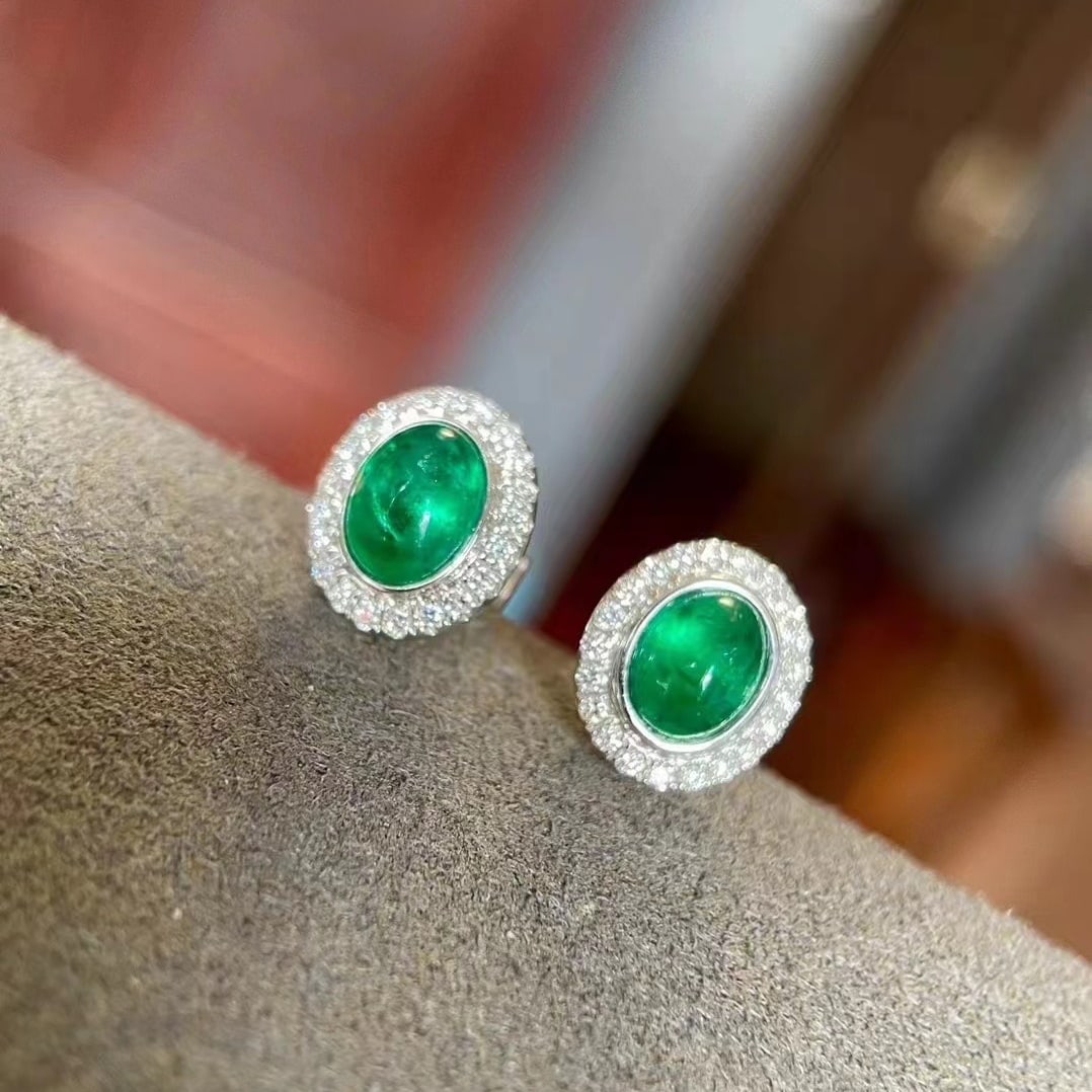 14k Gold 1.65 Ct Natural Emerald & Diamond Earrings: Ref:230971221 // gold content:14k gold // main gemstone:emerald // shape:oval // carat weight:1. 65ct // color:green // treatment:natural // // adjacent gemstone 2 : diamond // shape:round // clarity