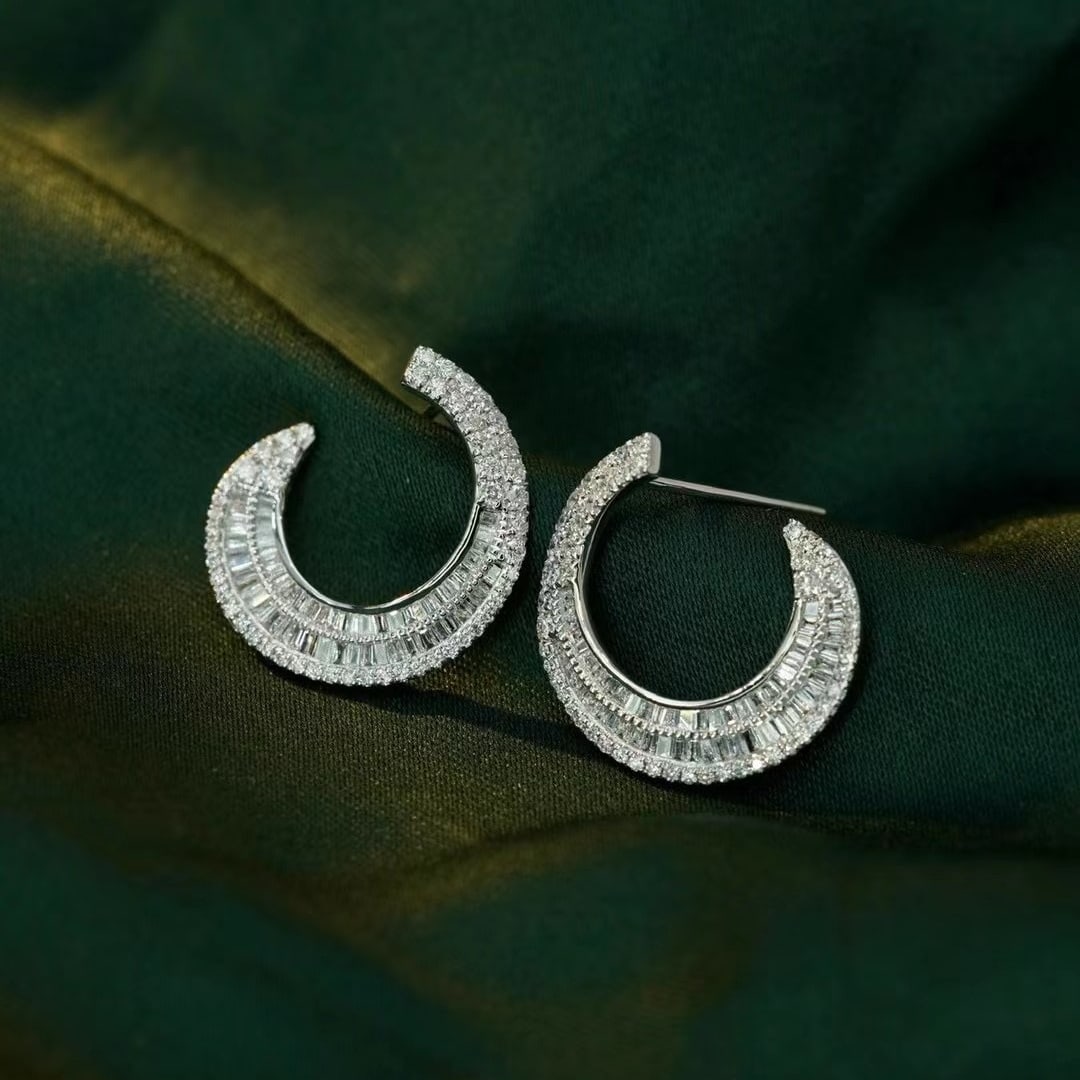 14k Gold 1.02 Ct Natural H Diamond Earrings: Ref:230971234 // gold content:14k gold // main gemstone:diamond // shape:multiply // carat weight:1. 02ct // clarity grade:vs-si // color:h // treatment:natural // Low Estimate: 3700 Condition: New