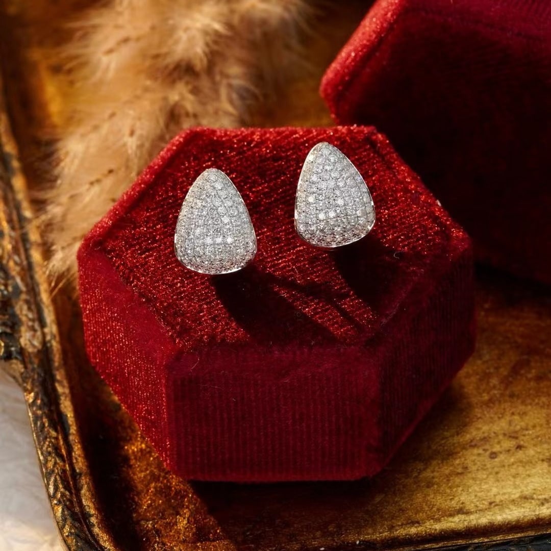 14k Gold 1.06 Ct Natural H Diamond Earrings: Ref:230971232 // gold content:14k gold // main gemstone:diamond // shape:round // carat weight:1. 06ct // clarity grade:vs-si // color:h // treatment:natural // cut grade:g // High Estimate: 6300
