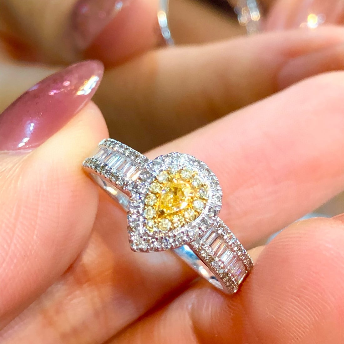 14k Gold 0.8 Ct Natural Color Diamond Ring - 4