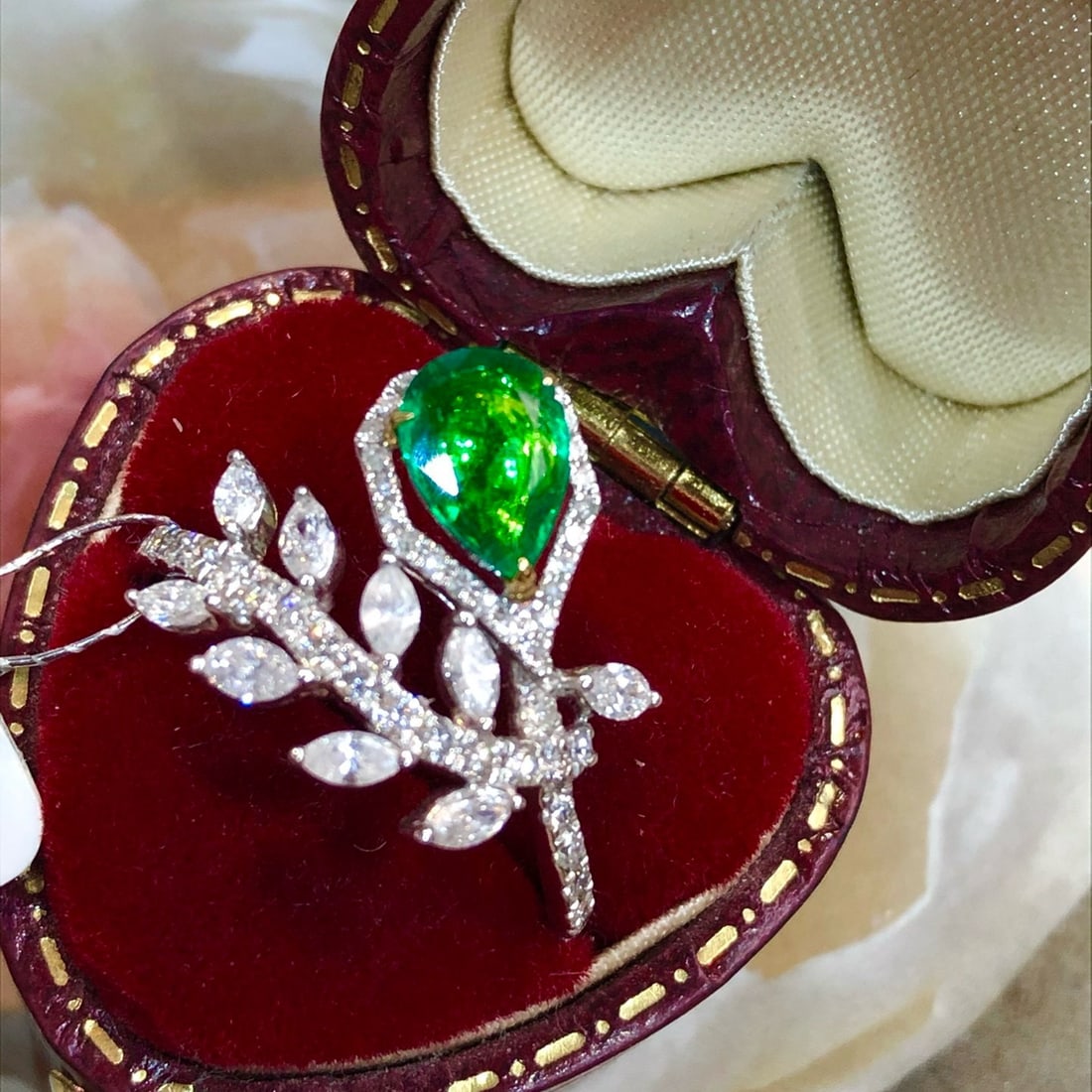 14k Gold 1.50 Ctw Vivid Green Natural Emerald & Diamond Ring - 2