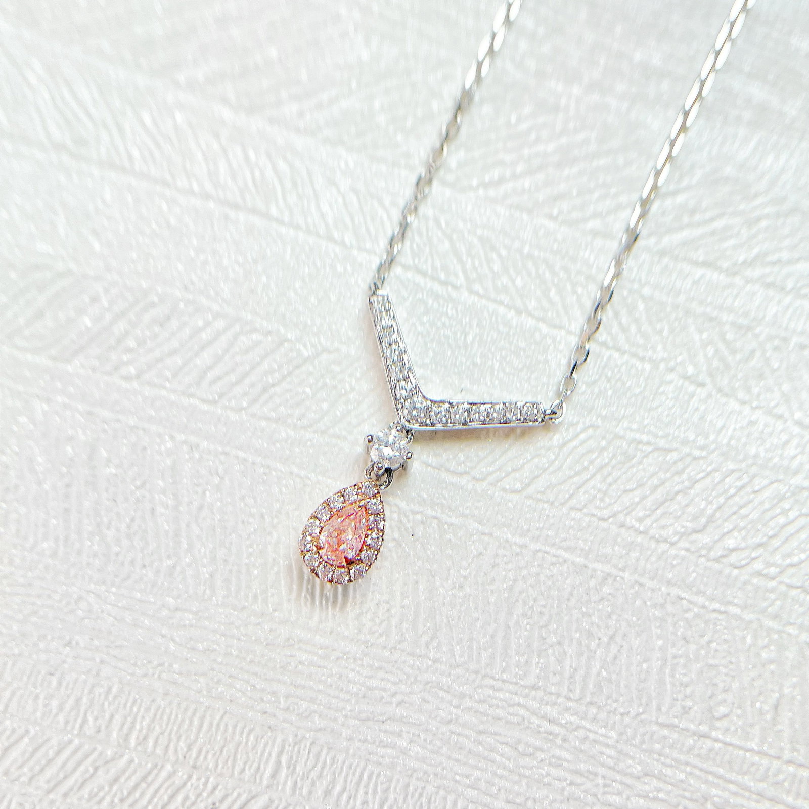 14k Gold 0.26 Ctw Natural Pink Diamond & Diamond Necklace: Ref:230972018 // gold content:14k gold // main gemstone:pink diamond // shape:pear // carat weight:0. 10ct // color:pink // treatment:natural // // adjacent gemstone 2 : diamond // shape:round // cara
