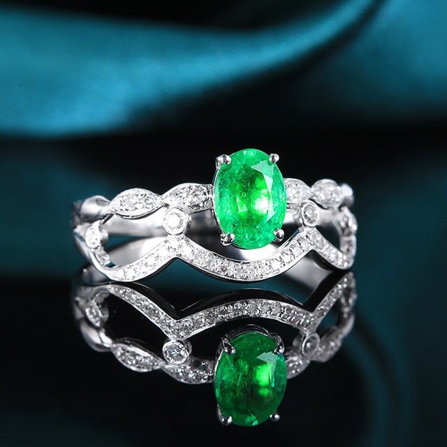 14k Gold 0.70 Ctw Vivid Green Natural Emerald & Diamond Ring - 2