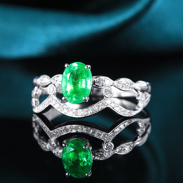 14k Gold 0.70 Ctw Vivid Green Natural Emerald & Diamond Ring - 3