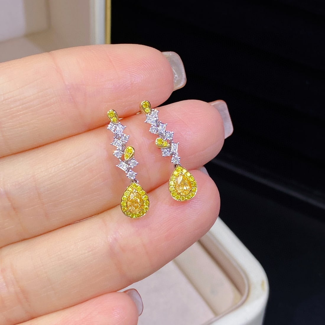 14k Gold 0.70 Ctw Natural Yellow Diamond & Diamond Earrings: Ref:230972215 // gold content:14k gold // main gemstone:yellow diamond // shape:pear // carat weight:0. 39ct // color:yellow // treatment:natural // // adjacent gemstone 2 : diamond // shape:round //