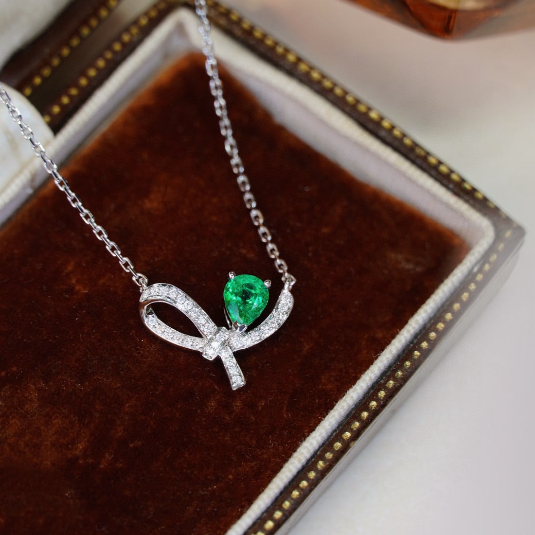14k Gold 0.37 Ctw Natural Emerald & Diamond Necklace: Ref:230972258 // gold content:14k gold // main gemstone:emerald // shape:pear // carat weight:0. 28ct // color:green // treatment:natural // // adjacent gemstone 2 : diamond // shape:round // carat