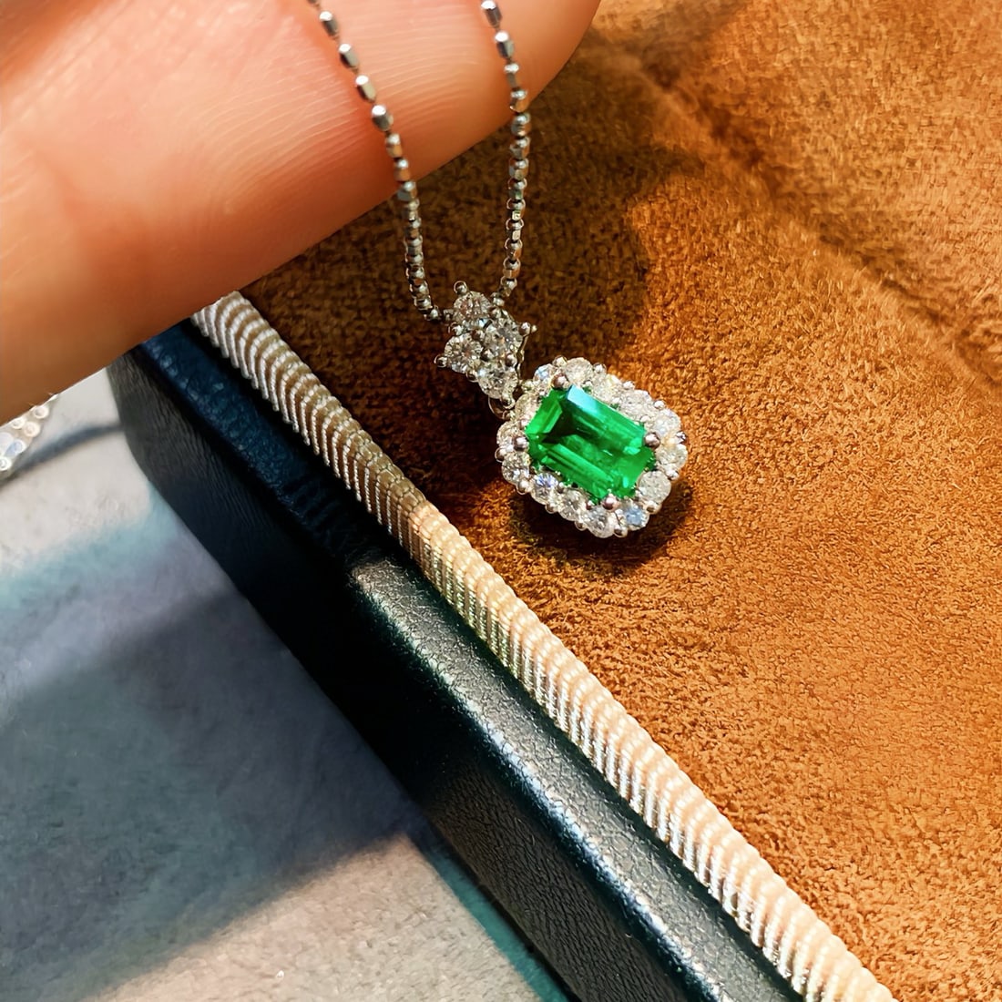 14k Gold 0.52 Ctw Vivid Green Natural Emerald & Diamond Pendant( Without Chain ): Ref:230972251 // gold content:14k gold // main gemstone:emerald // shape:octagonal // carat weight:0. 33ct // color:vivid green // treatment:natural // // adjacent gemstone 2 : diamond // shape:round 
