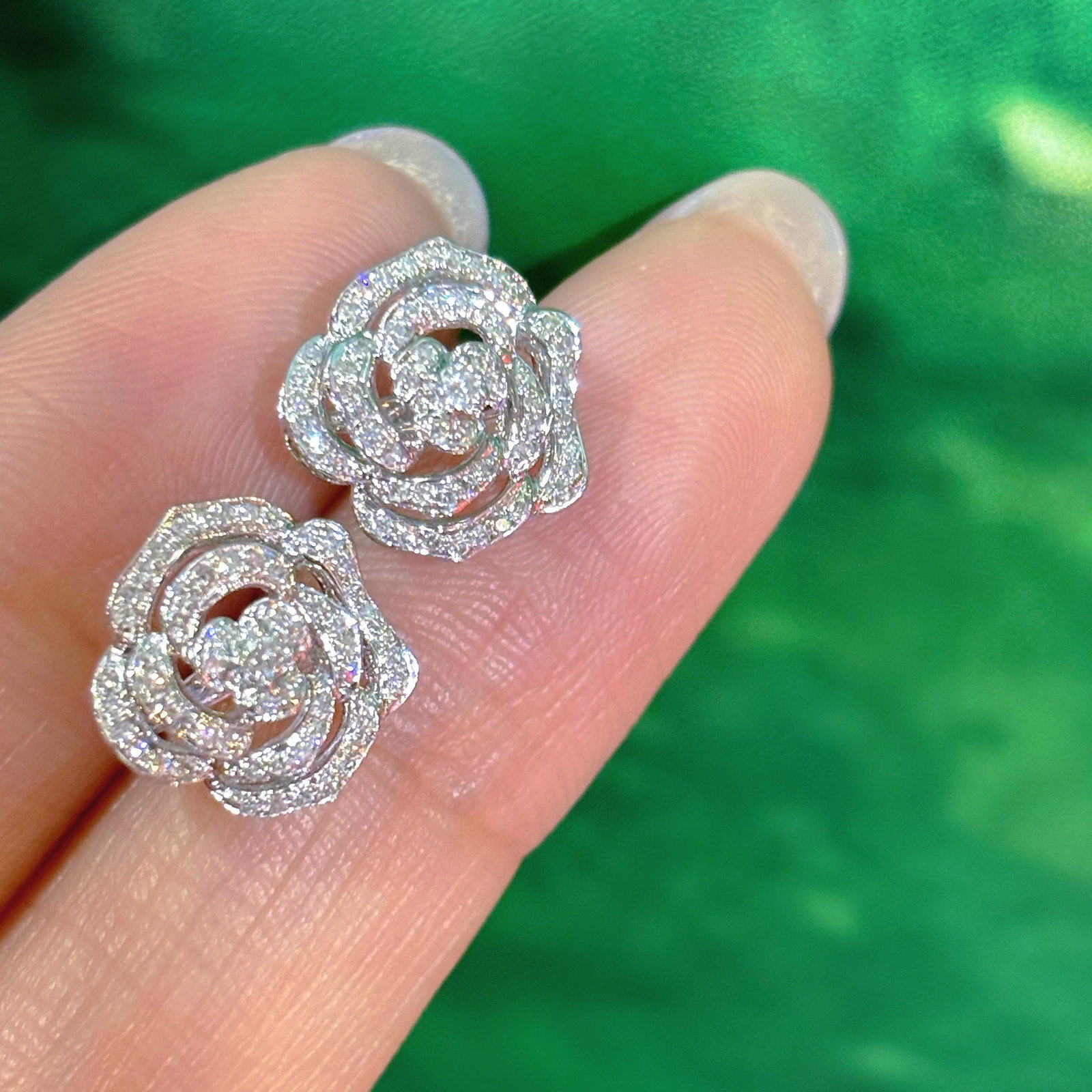 14k Gold 0.6 Ct Natural H Diamond & Flowers Earrings: Ref:230972309 // gold content:14k gold // main gemstone:diamond // shape:round // carat weight:0. 6ct // clarity grade:vs-si // color:h // treatment:natural // cut grade:g // Condition: New High