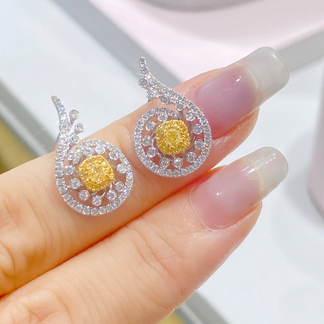 14k Gold 1.03 Ctw Natural Yellow Diamond & Diamond Earrings: Ref:230972275 // gold content:14k gold // main gemstone:yellow diamond // shape:cushion // carat weight:0. 27ct // color:yellow // treatment:natural // // adjacent gemstone 2 : diamond // shape:round