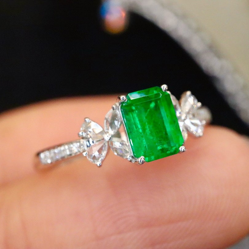 14k Gold 0.81 Ctw Vivid Green Natural Emerald & Diamond Ring - 2
