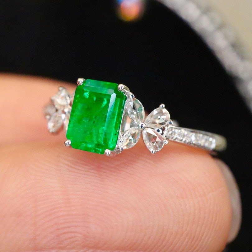 14k Gold 0.81 Ctw Vivid Green Natural Emerald & Diamond Ring - 3