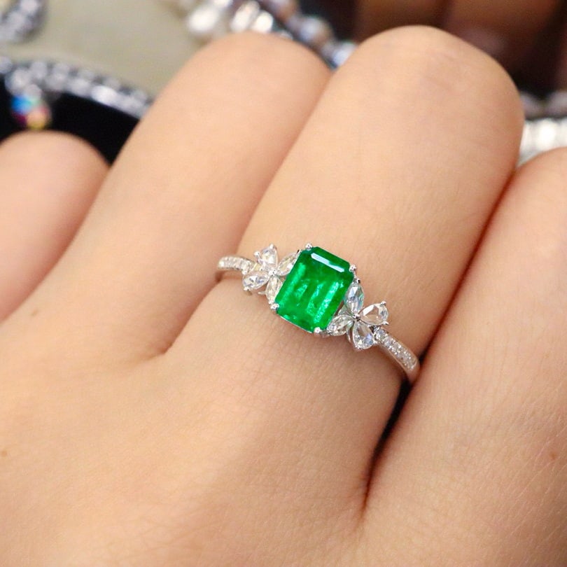 14k Gold 0.81 Ctw Vivid Green Natural Emerald & Diamond Ring - 5