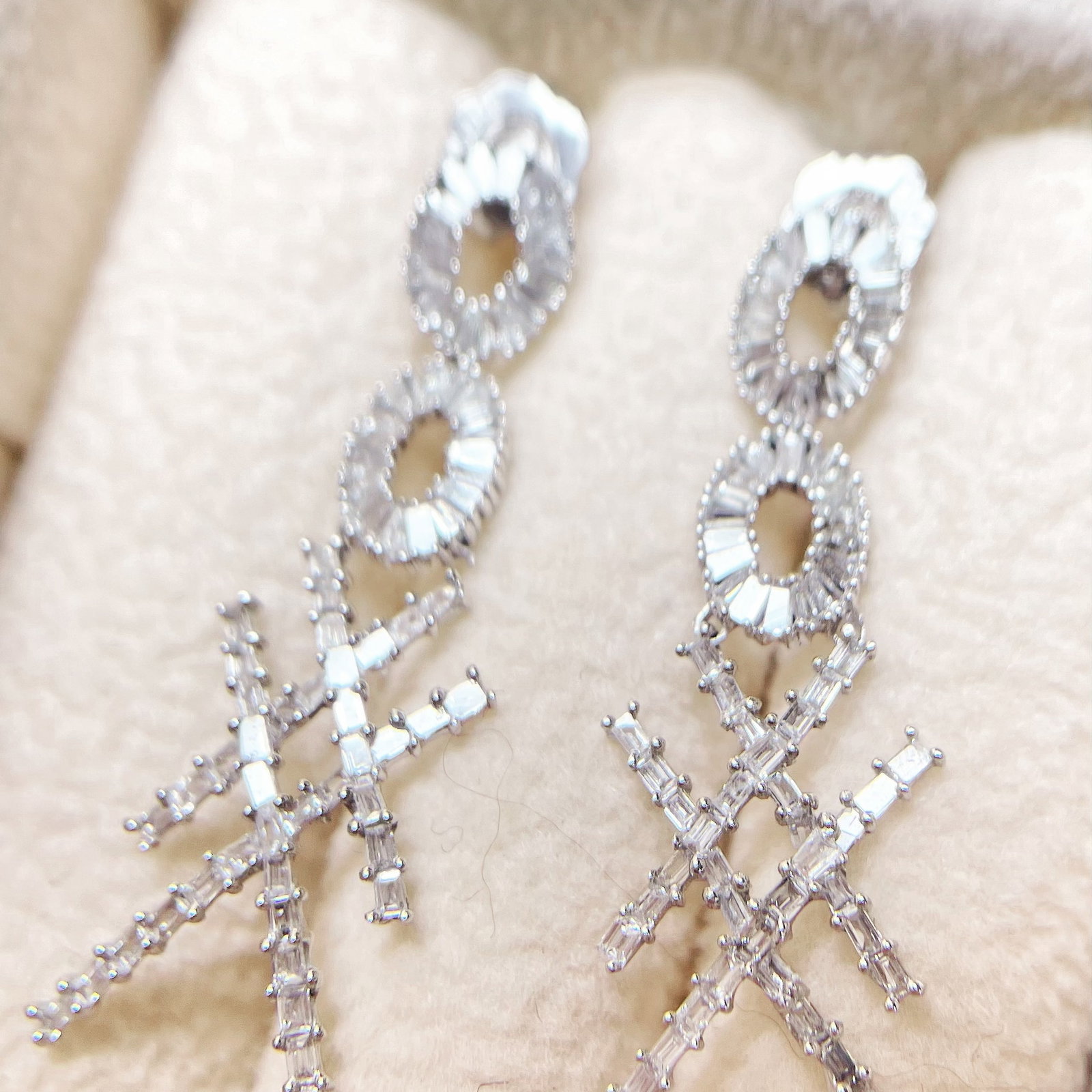 14k Gold 0.55 Ct Natural H Diamond Earrings: Ref:230972316 // gold content:14k gold // main gemstone:diamond // shape:baguette // carat weight:0. 55ct // clarity grade:vs-si // color:h // treatment:natural // High Estimate: 3100 Low Estimate: