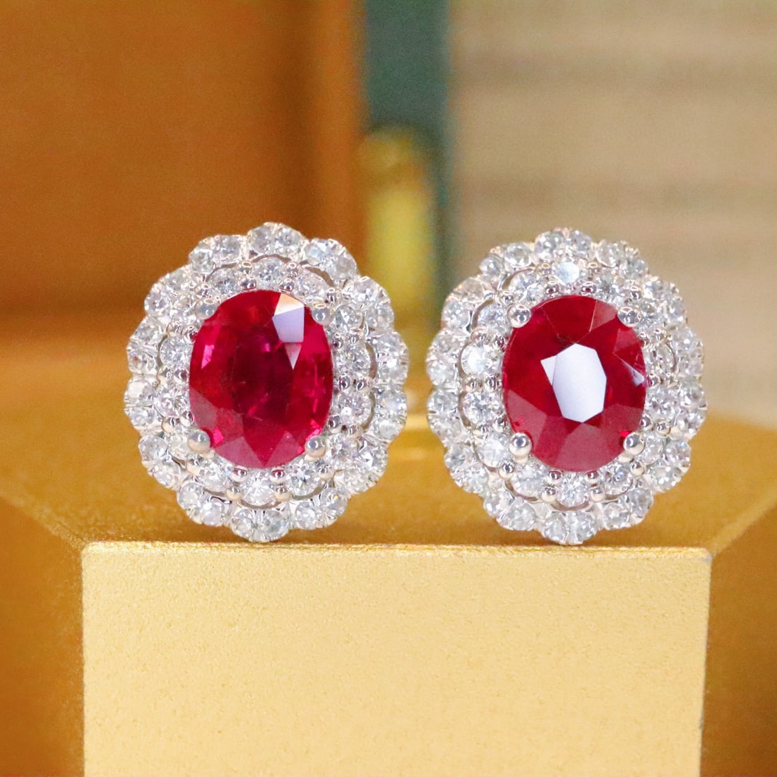 14k Gold 1.39 Ctw Natural Ruby & Diamond Earrings: Ref:230972331 // gold content:14k gold // main gemstone:ruby // shape:oval // carat weight:1. 00ct // color:pigeonblood red // treatment:natural // // adjacent gemstone 2 : diamond // number of