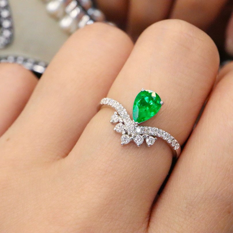 14k Gold 0.89 Ctw Vivid Green Natural Emerald & Diamond Ring - 5