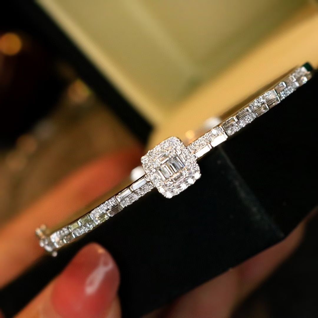 14k Gold 0.85 Ct Natural H Diamond Bangle: Ref:230972402 // gold content:14k gold // main gemstone:diamond // shape:multiply // carat weight:0. 85ct // clarity grade:vs-si // color:h // treatment:natural // Low Estimate: 4800 Condition: New