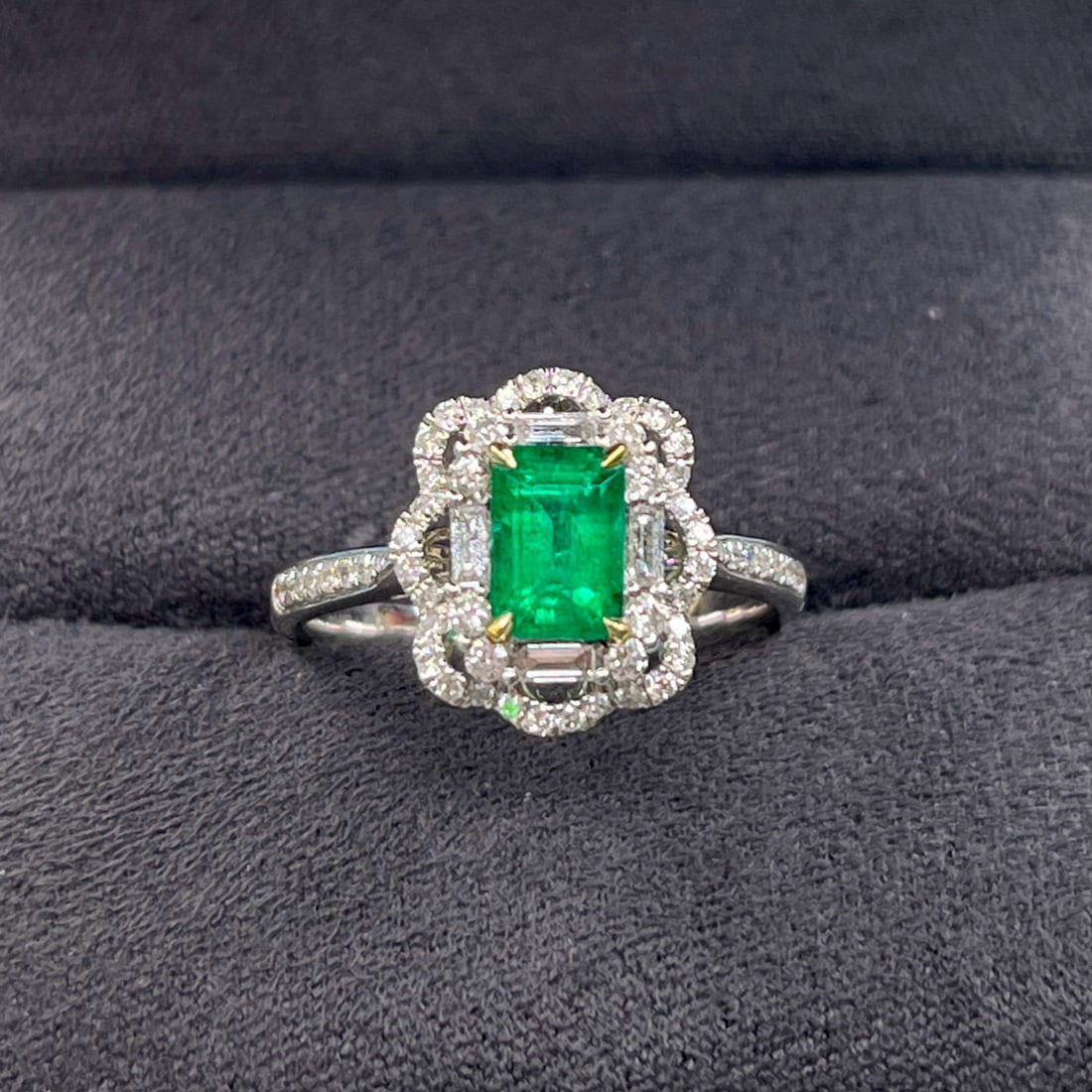 14k Gold 1.40 Ctw Vivid Green Natural Emerald & Diamond Ring/pendant( Without Chain ): Ref:230973031 // gold content:14k gold // ring size:7. 25us // // main gemstone:emerald // shape:octagonal // carat weight:0. 92ct // color:vivid green // treatment:natural // // adjacent gemstone 2
