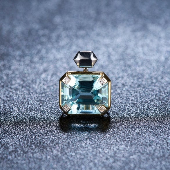 14k Gold 4.29 Ct Natural Aquamarine & Diamond Pendant( Without Chain ): Ref:230972448 // gold content:14k gold // main gemstone:aquamarine // shape:octagonal // carat weight:4. 29ct // color:santa maria color // treatment:natural // // adjacent gemstone 2 : diamond // sha
