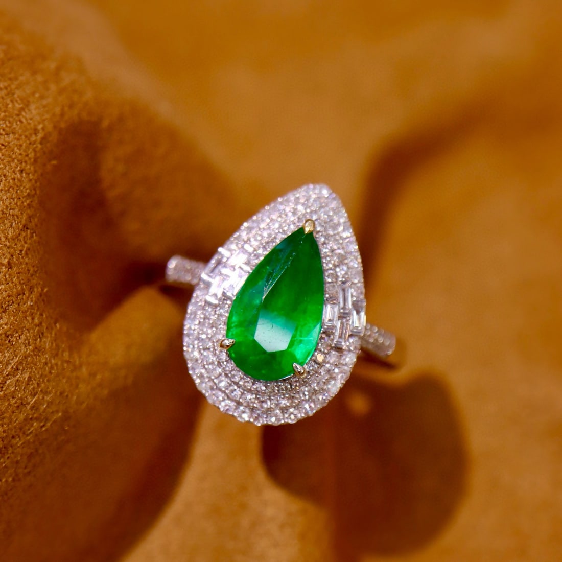 14k Gold 2.15 Ctw Vivid Green Natural Emerald & Diamond Ring: Ref:230973035 // gold content:14k gold // ring size:7. 25us // // main gemstone:emerald // shape:pear // carat weight:1. 60ct // color:vivid green // treatment:natural // // adjacent gemstone 2 :