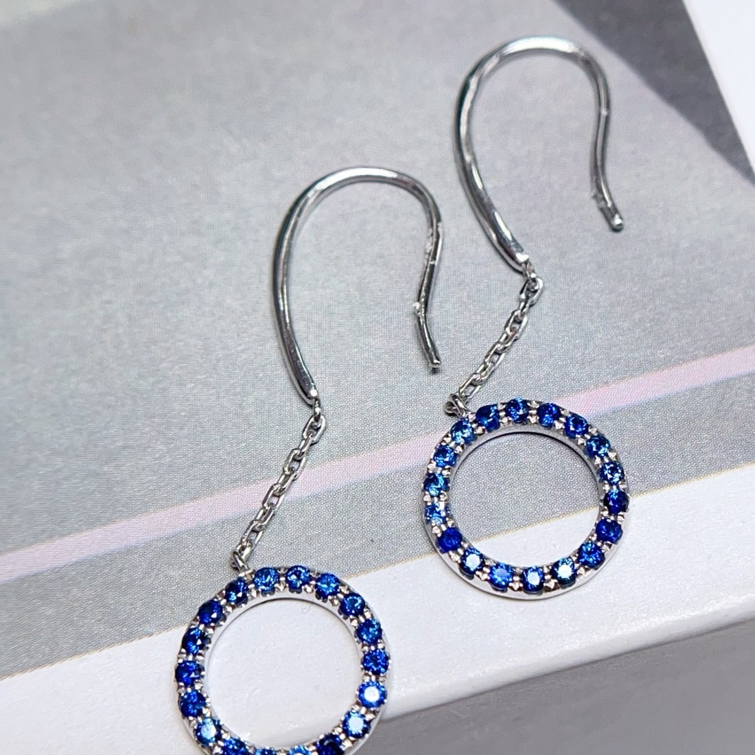 14k Gold 1.00 Ct Natural Sapphire Earrings: Ref:230973030 // gold content:14k gold // main gemstone:sapphire // shape:round // carat weight:1. 00ct // color:cornflower blue // treatment:natural // cut grade:g // High Estimate: 2100 Low Estimate