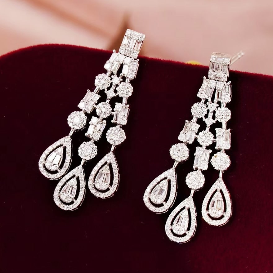 14k Gold 1.4 Ct Natural H Diamond Earrings: Ref:230973036 // gold content:14k gold // main gemstone:diamond // shape:multiply // carat weight:1. 4ct // clarity grade:vs-si // color:h // treatment:natural // Condition: New Low Estimate: 4000