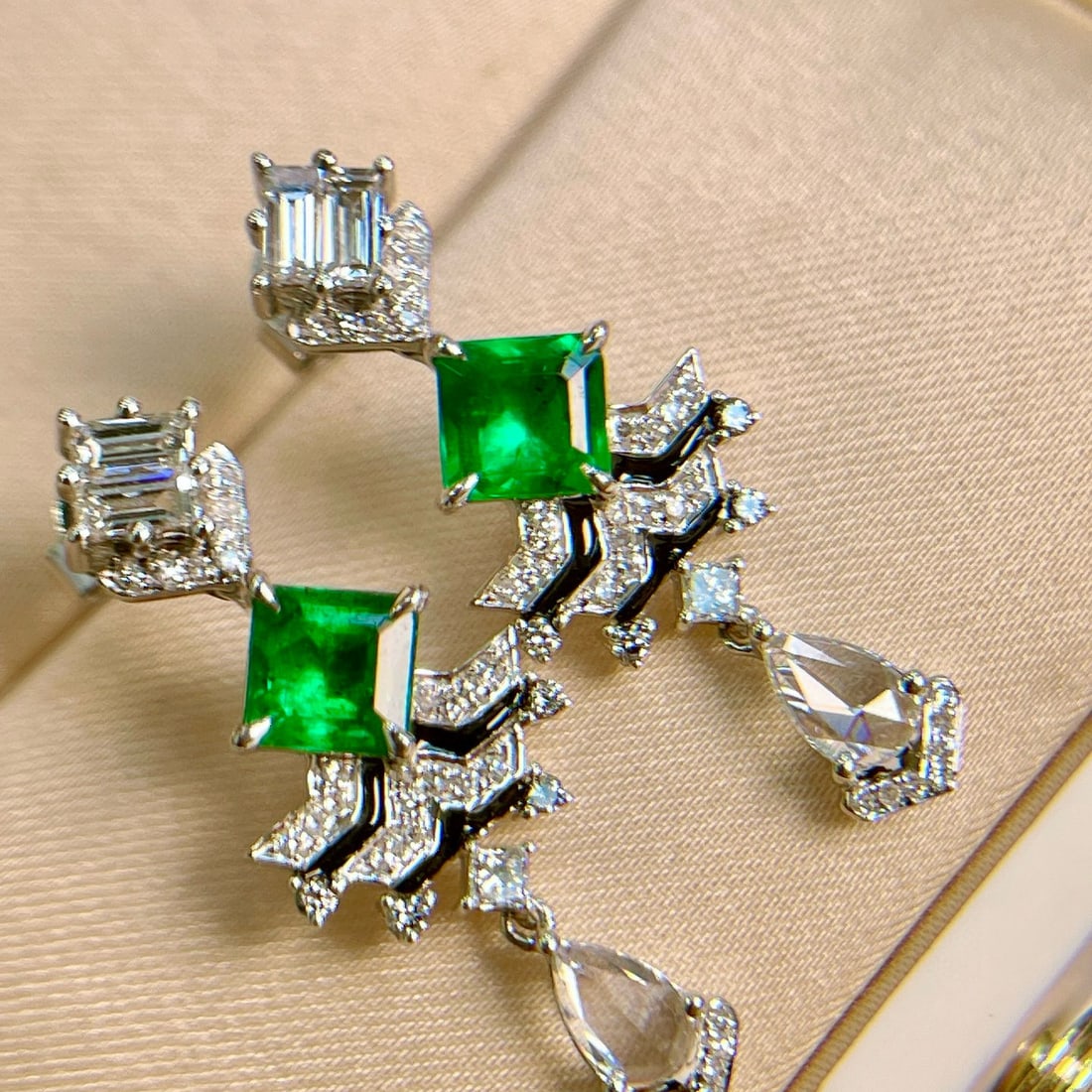 14k Gold 1.8 Ctw Vivid Green Natural Emerald & Diamond Earrings: Ref:230973080 // gold content:14k gold // main gemstone:emerald // shape:octagonal // carat weight:1. 1ct // color:vivid green // treatment:natural // // adjacent gemstone 2 : diamond // shape:round