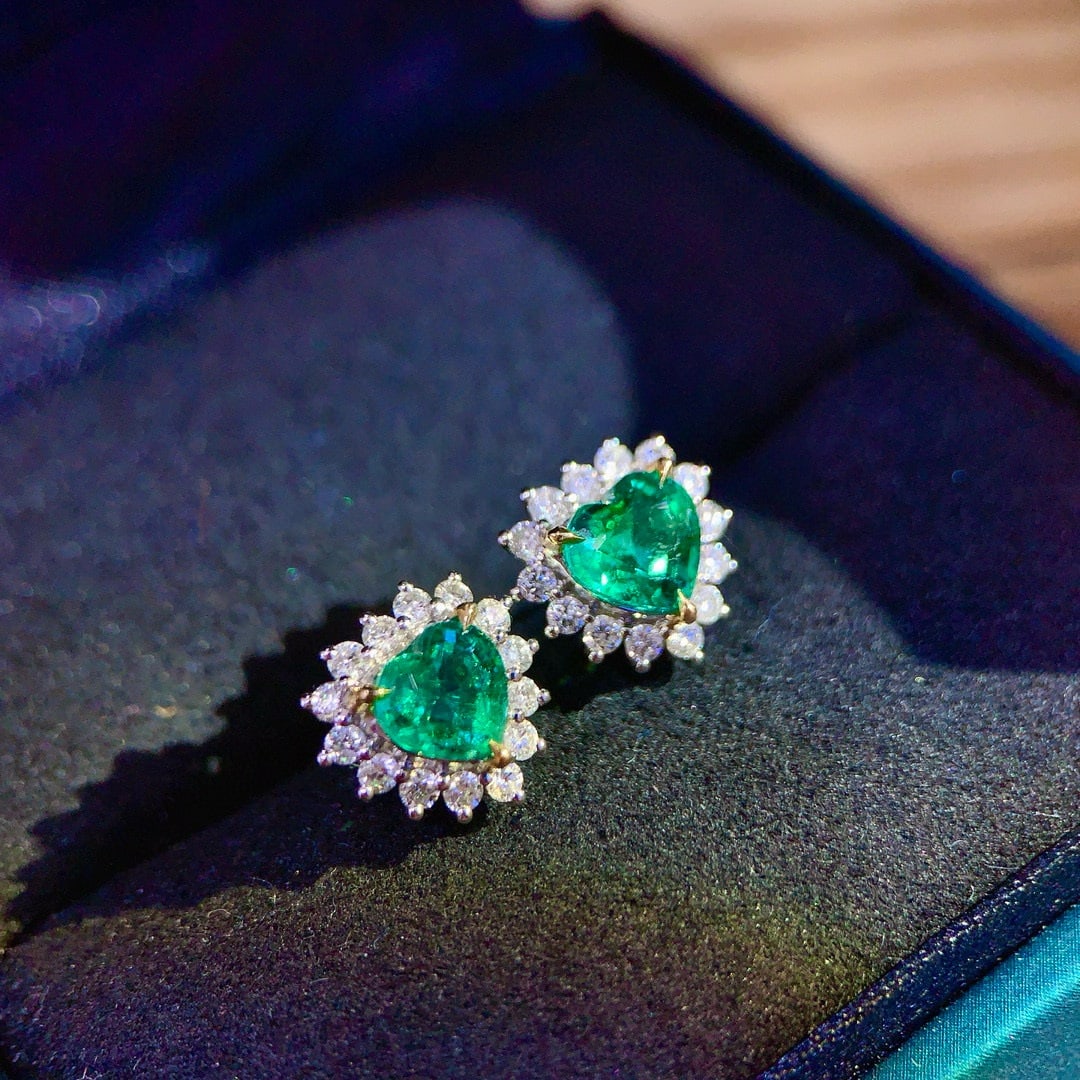 14k Gold 1.86 Ctw Vivid Green Natural Emerald & Diamond Earrings: Ref:230973131 // gold content:14k gold // main gemstone:emerald // shape:heart // carat weight:1. 34ct // color:vivid green // treatment:natural // // adjacent gemstone 2 : diamond // shape:round //