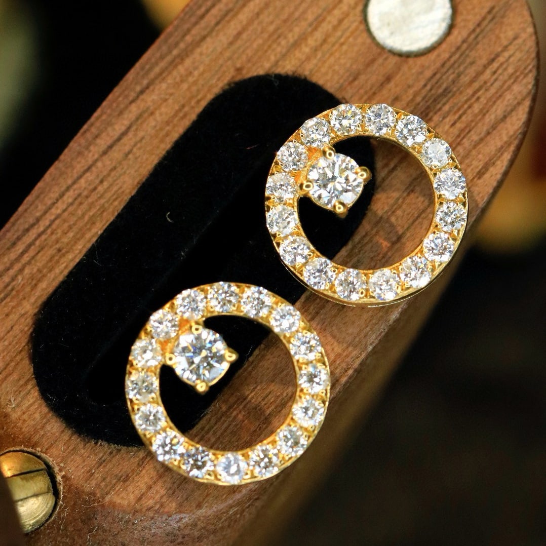 14k Gold 0.8 Ct Natural H Diamond Earrings: Ref:230973135 // gold content:14k gold // main gemstone:diamond // shape:round // carat weight:0. 8ct // clarity grade:vs-si // color:h // treatment:natural // cut grade:g // Low Estimate: 2600